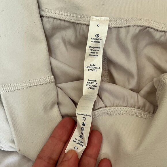 Lululemon Lightweight Crop Pants, Size 6 - Picture 4 of 4